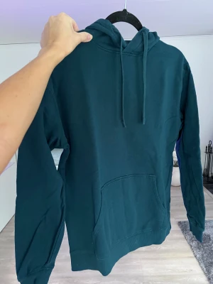 Blågrön hoodie från Cubus, storlek S - Säljer en blågrön hoodie med ficka framtill och huva med snören. Ribbade muddar vid ärmslut och nederkant. Väldigt bra skick, använd ett fåtal gånger.  - Köper du innan kl 16:00 kan jag posta samma dag!  #hoodie #hoodies #cubus #s #blå #grön #blågrön #blårgröntröja