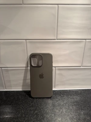 iPhone 15 pro max skal - Grått Apple silikon iPhone 15 pro max skal. Pris kan diskuteras.