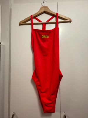 oanvänd arena baddräkt - simbaddräkt från arena i korall och turkos färg! baddräkten ser rödare ut på bild, den är ljusare i verkligheten. aldrig använd