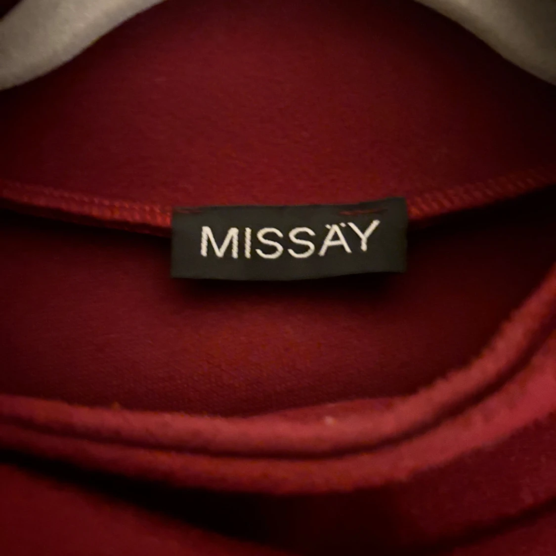 Vinröd poncho från Missäy - 2