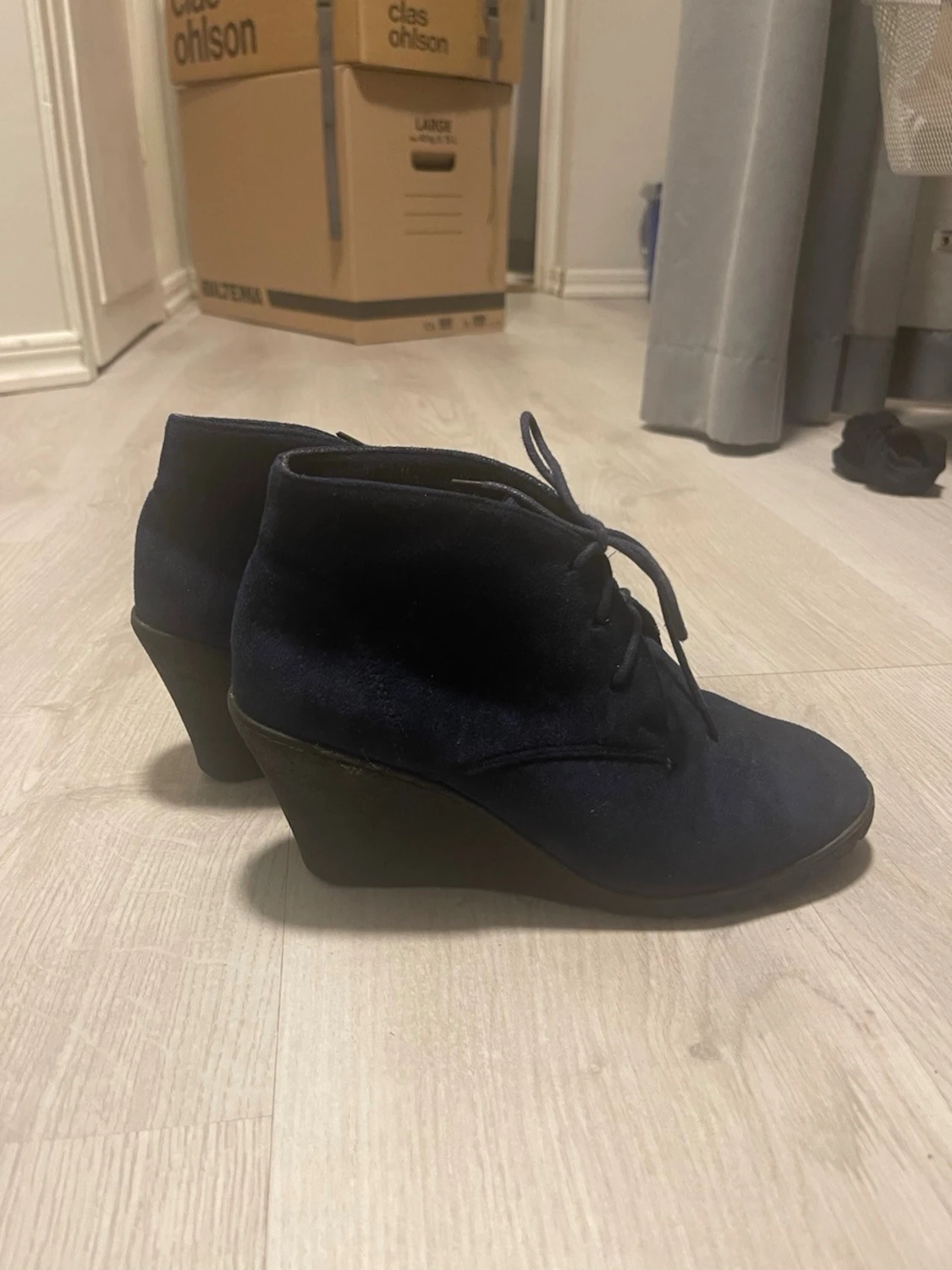 Mörkblå mocka stövletter med klack - 2