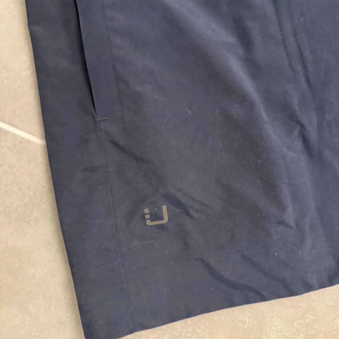 Mörkblå trenchcoat från UBR L - 4