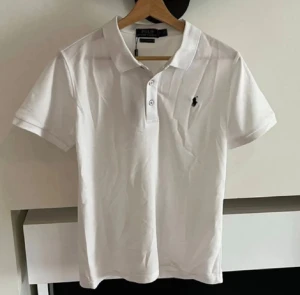 Vit Polo Ralph Lauren Piké  - Säljer denna helt nya, riktigt fina Polo Ralph Lauren piké med storleken S. Skriv gärna vid intresse och för mer info!