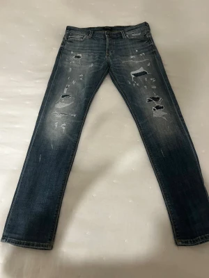 Blå slitna jeans från Jack & Jones - Säljer ett par blå jeans från Jack & Jones med snygga slitningar.Väldigt sällsynta jeans från Jack&jones.Stl 32/32. Modellen är slim fit glenn .Priset kan diskuteras.Beställ gärna med instabox.Hör gärna av er😀