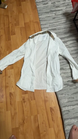 Burberry skjorta - Storlek s vit