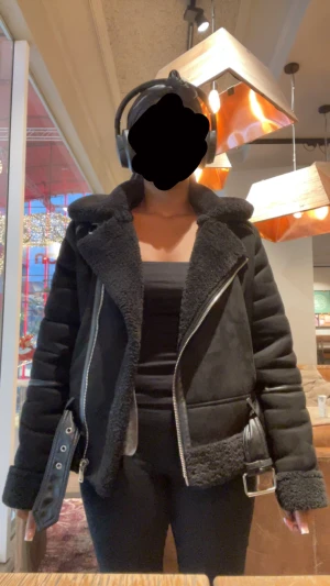 Svart leather med bälte och dragkedja - Använt ett par gånger men är väldigt nice. Jackan har en loose passform och är perfekt för dig som gillar streetstyle och vill hålla dig varm under höst och vinter.