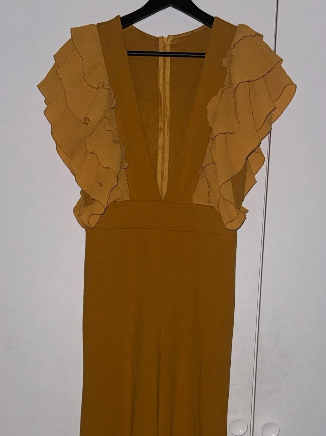 Senapsgul byxdress med volangärmar