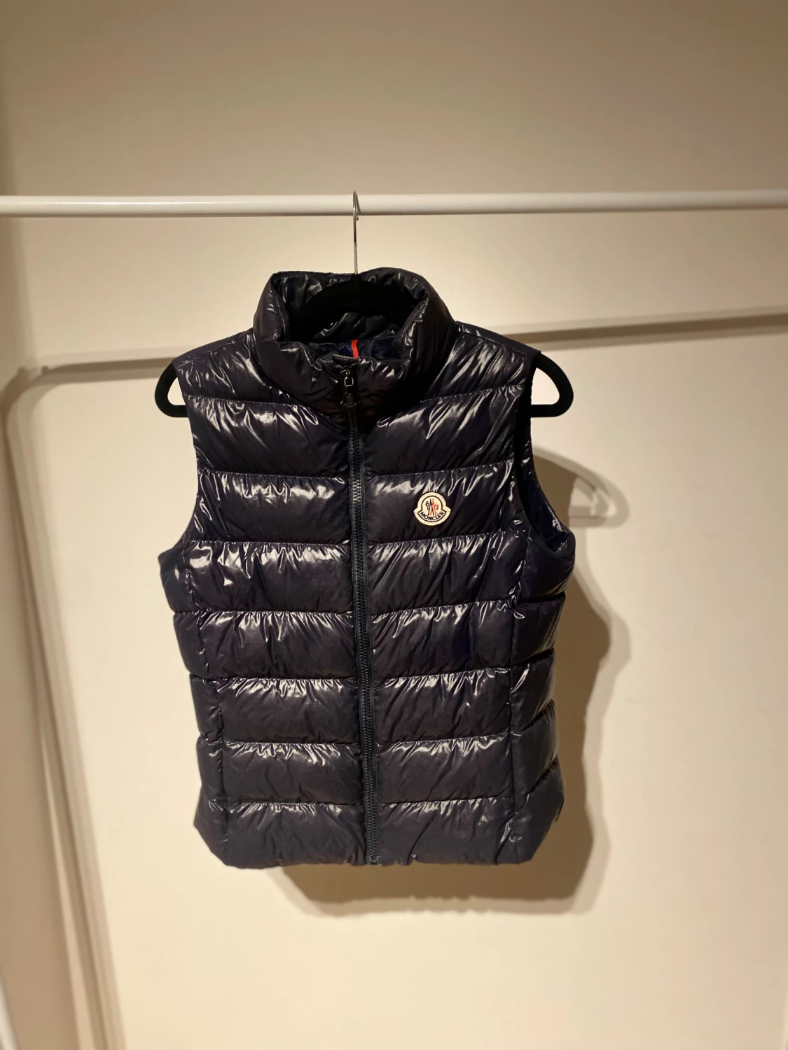 Mörkblå dunväst från Moncler