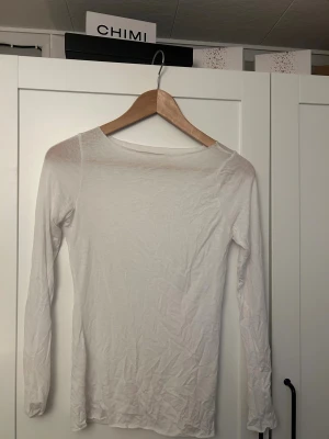 Vit långärmad topp från Intimissimi - Säljer en supertunn och mjuk vit långärmad topp från Intimissimi i storlek S. Toppen är tillverkad i en ultralätt blandning med kashmir och har en enkel, rund halsringning. 
