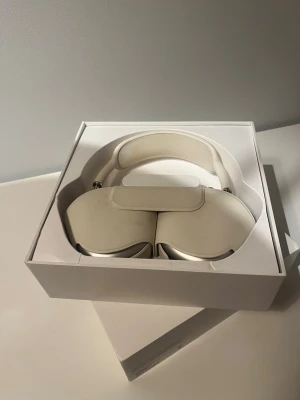 AirPods Max - Apple AirPods Max i silver, over-ear hörlurar med aktiv brusreducering och hög ljudkvalitet. Levereras i originalförpackning,  i mycket gott skick. Perfekt för musik, film och samtal med lång batteritid och bekväm passform.