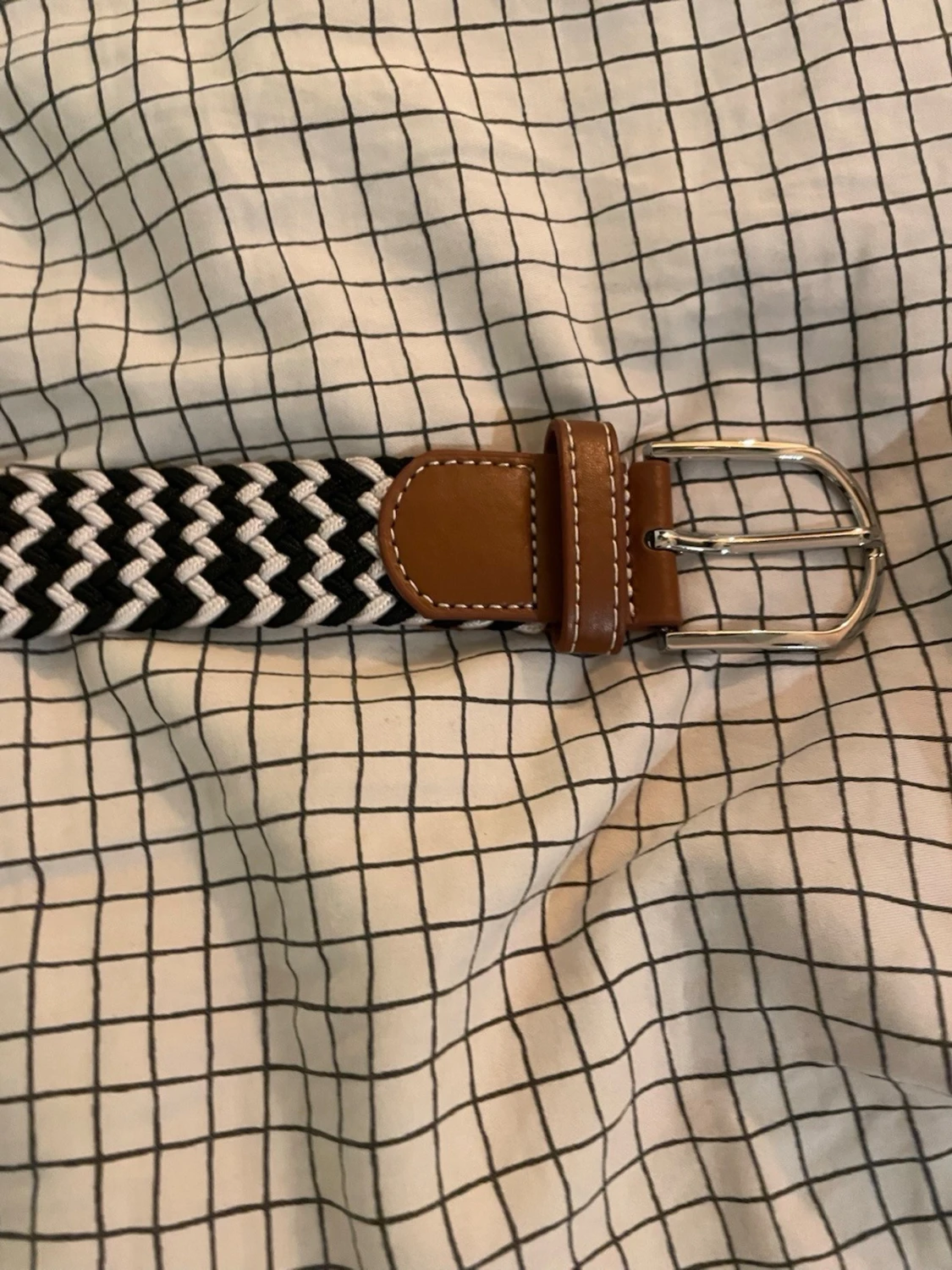 Svartvit flätad bälte med bruna detaljer - 2