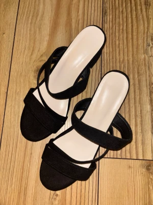 Klackskor  - Nya, endast testade men för stora för mig. Köpt från Temu. Valde 37,5 och enligt annonsen så ska den storleken vara märkt som 39 så de är alltså INTE storlek 39.  Innermåttet är ca 24cm.