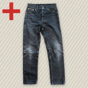 Archive Steady Eddie II Dry Black Selvedge  - Ett par otroligt snyggt fadeade Nudie Jeans Steady Eddie II Dry Black Selvedge. Storlek: 29/30. Mycket fint skick. Skriv om du har frågor!  Mått: Storlek på tag – 29/30, Midja – 37.5 cm, Lår – 28 cm, Innersöm – 74 cm, Längd – 100 cm, Benöppning – 16 cm