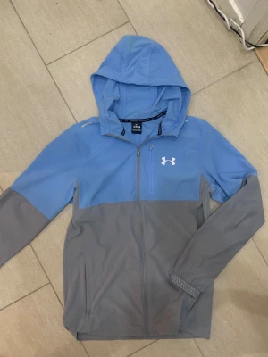 Under armour windbreaker - Hej, säljer min fina under urmour windbreaker som är använd endast fåtal gånger, riktigt fin och slutsåld... 