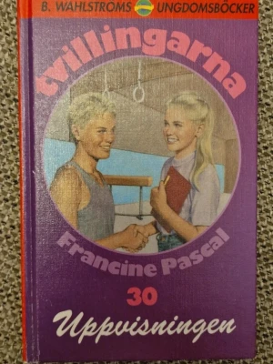 Tvillingarna på sweet valley nr 30: Uppvisningen - En tysk gymnastikgrupp besöker tvillingarnas skola och en av killarna, Christoph, bor hos familjen Wakefield. Jessica och Elisabeth gör allt för att han ska trivas, men snart inser de att Christoph har det tufft hemma. En spännande ungdomsbok om vänskap och nya möten. Några mindre skavanker på omslaget.