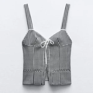 Rutig Zara topp  - Säljer denna supersöta trendiga toppen från Zara i storlek xs, knappt använd så i bra skick!