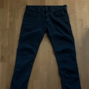 Replay Anbass jeans - Snygga mörkblå aktiga Replay anbass jeans, storlek W31/L34. Köpta begagnade men passade inte så säljer vidare, TAR EMOT BYTEN NÄR DET GÄLLER REPLAY GROVER JEANS!!