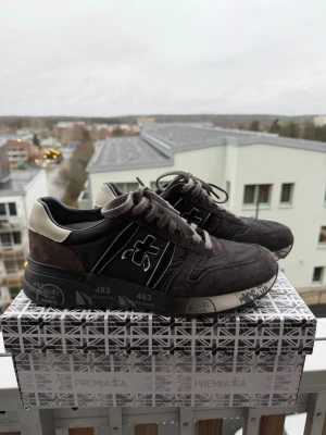 Premiata Lander 4951 - Premiata Lander 4951 sneakers i storleken 43. Tillverkade av mjukt mockaläder och nylon. Nypris 265€. Använda ett fåtal gånger, originalkartong medföljer. Säljes pga storleken. Tar gärna emot bud. Kan även mötas var som helst i Stockholm.