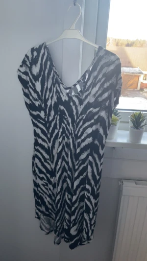 Zebra klänning - Zebra klänning från Gina tricot 
