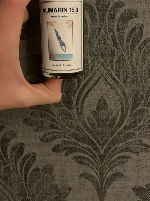 Alimarin 15.0 Extrait de Parfum - Alimarin 15.0 är en extrait de parfum från one bold chemist. Flaskan har en stilren design med en illustration av en dykare. Perfekt för dig som gillar unika och moderna parfymer.liknar afternoonswim.
