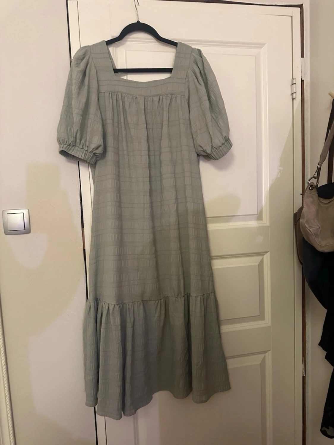 Grön långklänning med puffärm och fickor