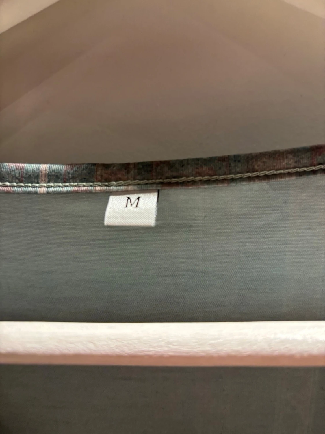 Blommig ärmlös blus i gröna toner - 1