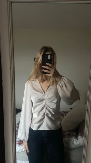 Ljusrosa/beige blus från Neo Noir, XS - Jättesöt blus från Neo Noir! Litet märke på baksidan på ena axeln men inget som syns om man har utsläppt hår.