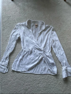 Vit blus  - Blus från H&M. Storlek 36. Skrynklig på bilderna men super fin nu i sommar. 