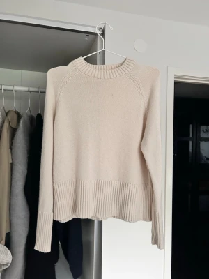 Stickad tröja  - Superfin stickad tröja från gina tricot som bara använts en gång ♥️ har en liten fläck som syns på tredje bilden och är lite nopprig som syns på sista bilden men annars i väldigt bra skick