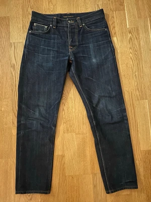 Nudie selvage - Ett par skit fina Steady Eddie ll i ren selvage. Är jätte intresserad av att byta mot en likande par men i strl 31 isch, hmu isf. Annars är jeansen super fina. 