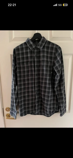 Vans rutig skjorta - Köpt på Vans butik, användt klädesplagg, men inte så mycket! Fortfarande i bra skick. Bara att höra av er så kan jag skicka en video på hela skjortan:)  Rutig skjorta med en liten ficka i vänstra sidan vid bröstet.  Storlek XS