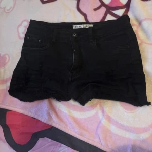 Svarta jeansshorts - Ett par svarta jeansshorts som jag bara vill bli av med! Accepterar nästan alla prisförslag på dessa❣️ Storleken e cirka Xs-S skulle jag säga!