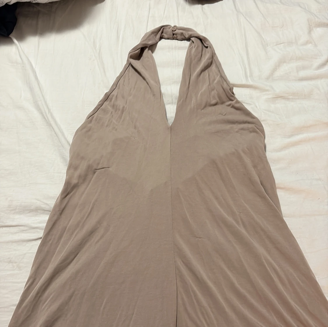 Beige långklänning från MNG med öppen rygg