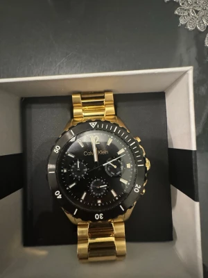 Calvin Klein klocka  - Hej, säljer min Calvin Klein klocka som är köpt för 2400, den är bara använd en gång och de finns inga skrapor eller något fel på den, helt enkelt så är den sprillans ny.