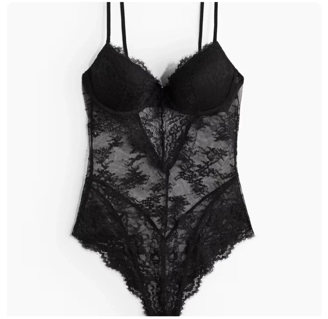 Svart spetsig body med v-ringad urringning