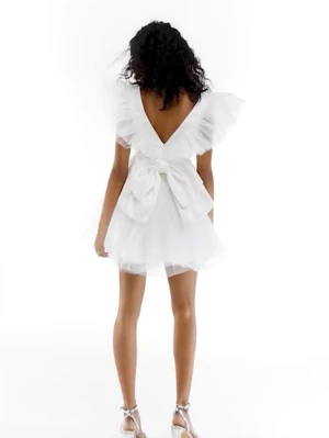 Vit klänning  - Säljer den finaste vita klänningen som passar både till student eller andra finare tillfällen. Helt ny med prislapp, nypris 1700 och säljs ej längre 💞Skriv för egna bilder och diskuterar självklart pris vid snabb affär