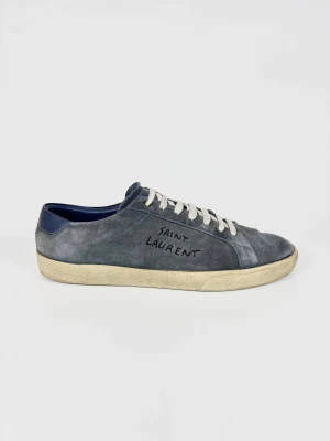 Saint Laurent Court Classic skor - - Säljer ett par Saint Laurent court cladsic sneakers i gott använt skick. - Storlek: 46 - Enbart skorna ingår.  Hör av dig vid frågor eller fundering. 
