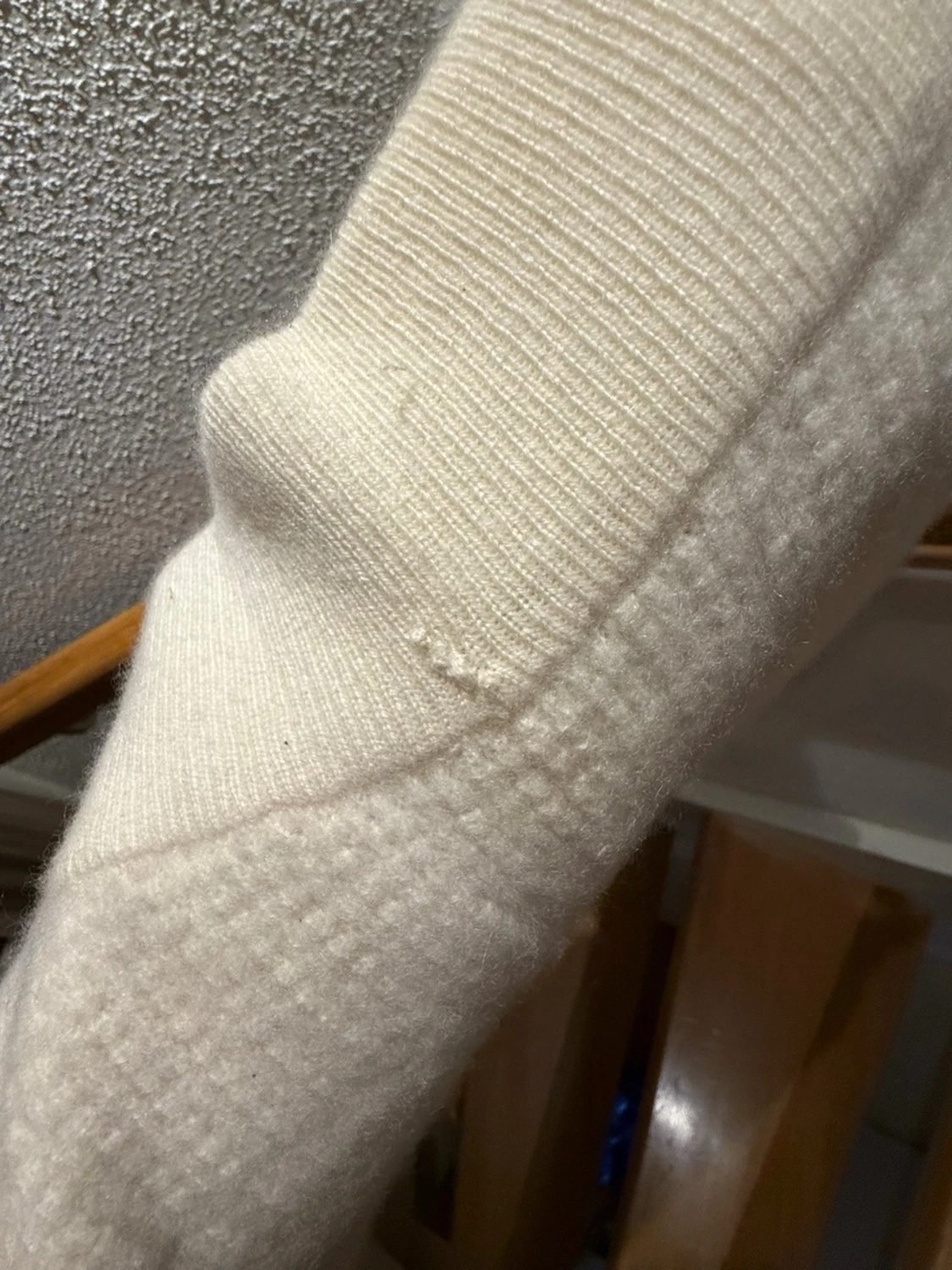 Beige stickad tröja från Alo+ byxor - 3