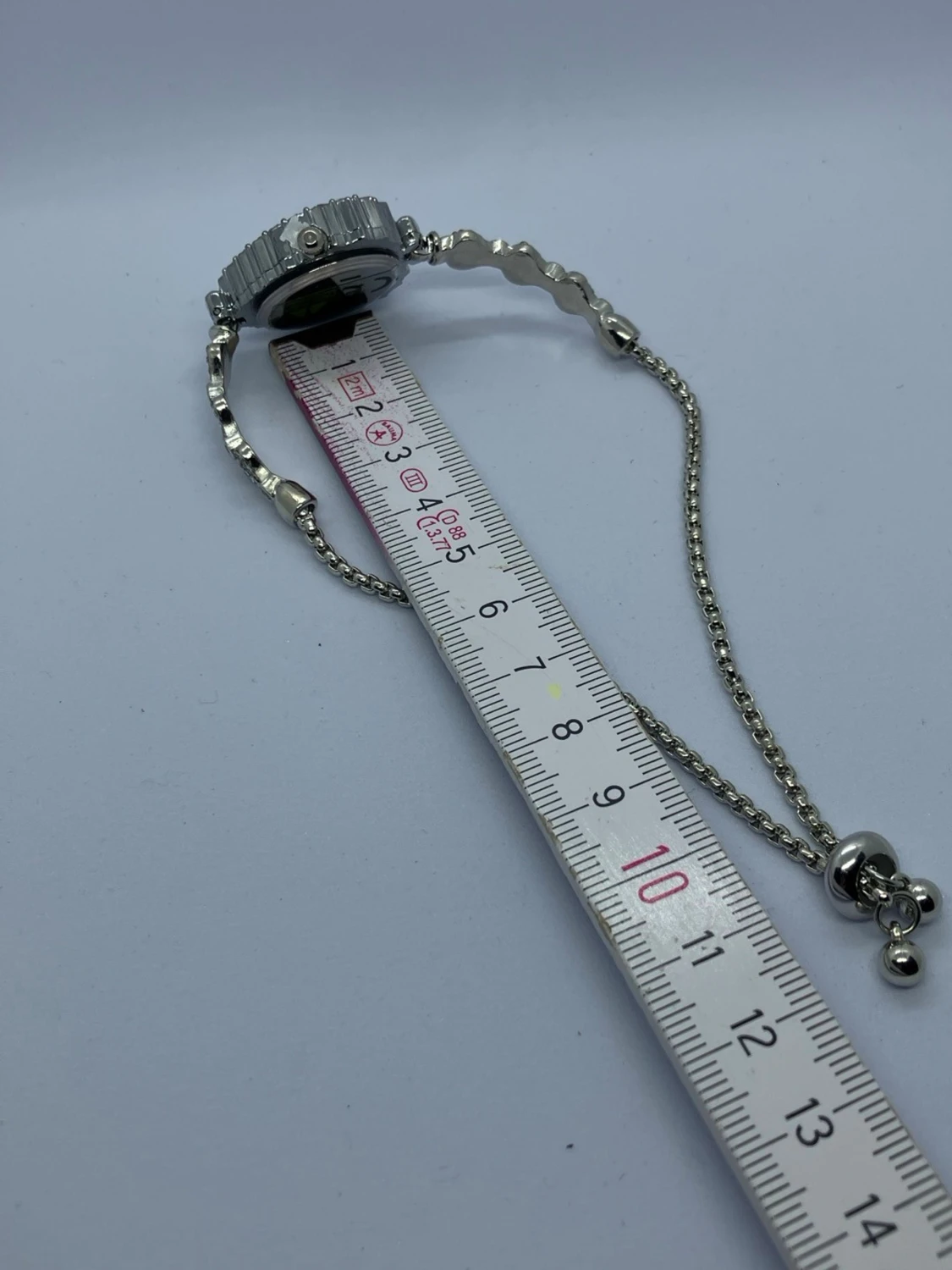 Silverfärgad klocka med hjärtformad urtavla - 2