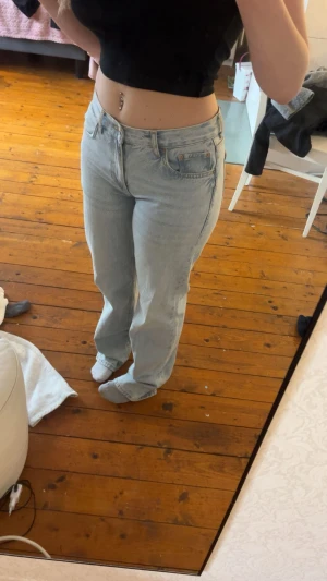 Ljusblå straight jeans från Gina Tricot - Säljer ett par ljusblå jeans från Gina Tricot, modell Perfect Jeans. De har aldrig använts. De har raka ben och normal passform. Jeansen är midwaist. Perfekta för en chill och stilren vibe.