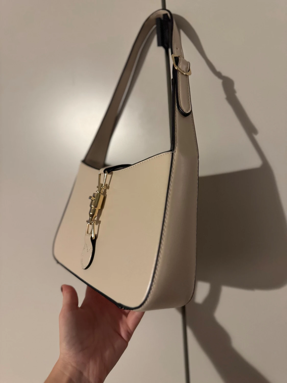 Beige axelväska med gulddetalj - 1