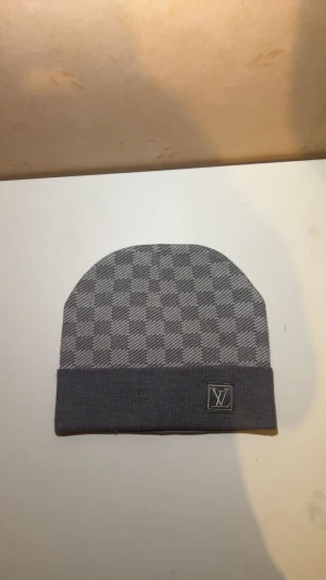 Grå mössa - En snygg grå randig mössa helt ny med prislapp aldrig använd.perfekt för att ge en lyxig touch på din outfit 