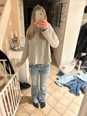 Lågmidjade bootcut jeans - Säljer dessa supersnygga lågmidjade, bootcut jeansen T.ank jean. Dom är i storlek M men skulle säga att dom är S/XS. Dom är för små för mig där av snodden. Säg bara till om du vill ha fler bilder eller mer info😊