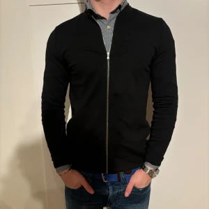 Svart kofta från Séfr XS - Svart kofta från märket séfr séfr storlek XS. Bra använt skick, inga defekter. Modell på bild är 172/62kg. Hör av dig vid eventuella frågor! Mvh CAVI