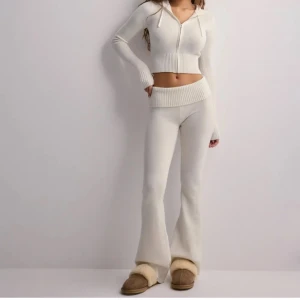 Vit ribbad stickad sett Nelly - Helt oanvänt stickat sett från Nelly (lappen finns kvar), superfint och skönt material, perfekt nu när det börjar bli kallare😍 Säljer settet för 300 kronor 