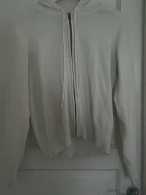 stickad zip up hoodie - jätte fin vit stickad zip up hoodie t storlek M!