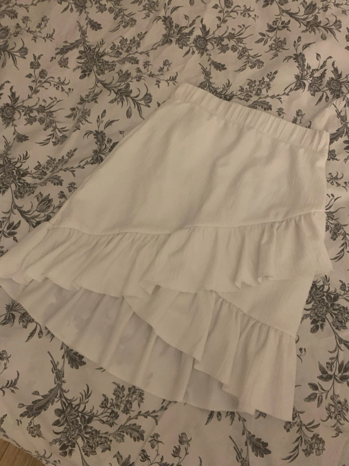 Vit volangkjol från nelly - 3