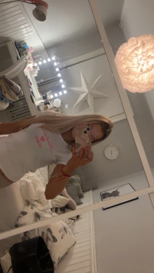 Vit Subdued t-shirt med rosa tryck - Säljer en vit t-shirt från Subdued med rosa text och hjärta på bröstet där det står 'Subdued GBG'. T-shirten har korta ärmar och en klassisk rund hals. Perfekt för dig som gillar enkel och snygg streetstil. Säljs inte längre! Special edition! Nytt skick utan prislapp!