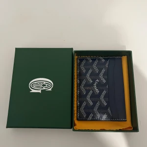 Blå G yard - Snygg och stilren plånbok från G yard i marin blå bättre pris hittar ni inte 