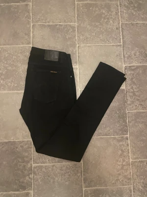 Nudie jeans - •9/10 skick - helt nya✅ •Storlek W32, L32📏 •Inkluderat - jeans👖 •Fraktar inom 24h📦 •Nypris - ca 1600 SEK💸